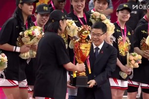 [四川女籃捧杯]四年三冠！賽后頒獎(jiǎng)儀式，四川女籃全隊(duì)捧起總冠軍獎(jiǎng)杯！