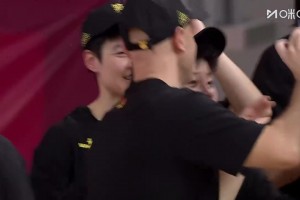 [四川女籃自拍]真的開心！頒獎(jiǎng)儀式之前，王思雨帶領(lǐng)四川女籃姑娘們自拍！