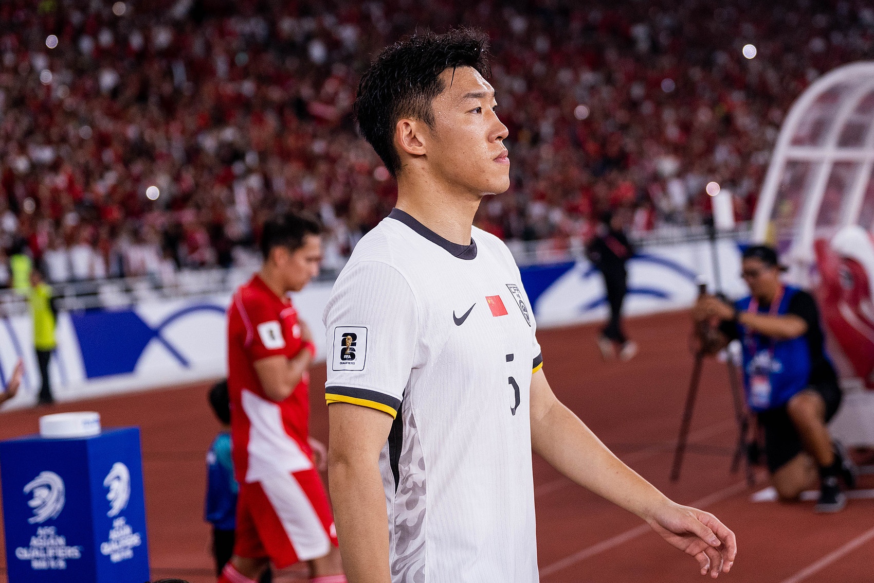 朱辰杰帶病打滿全場(chǎng)致烏龍失誤，國(guó)足2-1客勝新加坡
