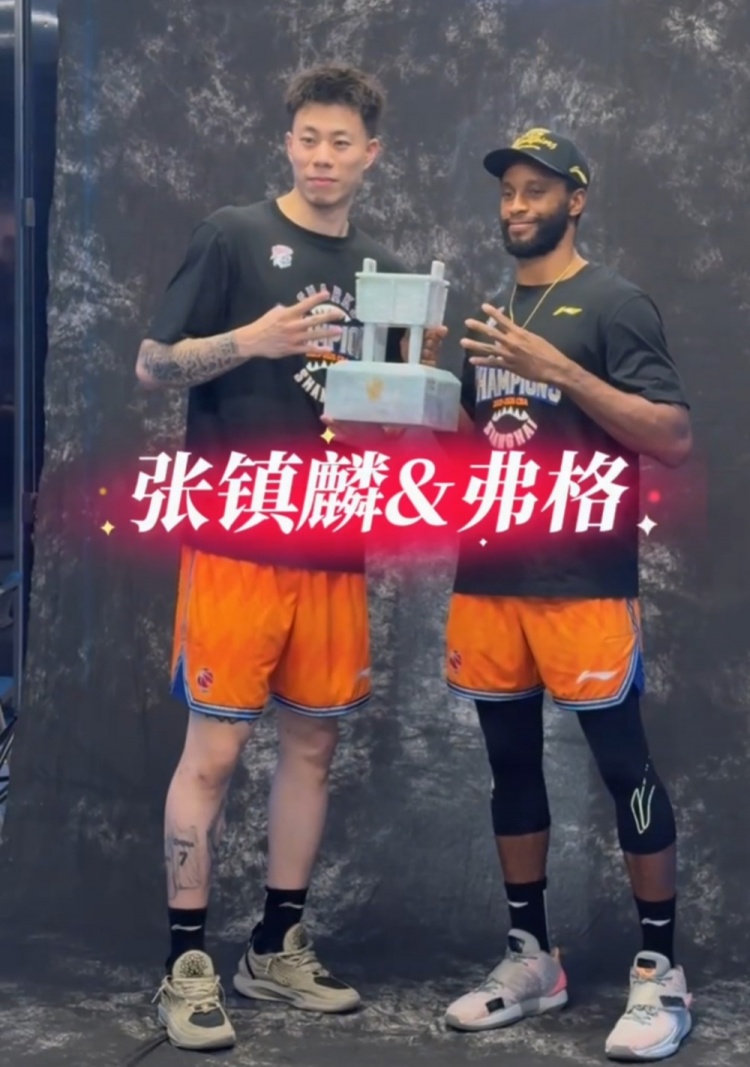 冠軍照現(xiàn)場(chǎng)：攝影師讓比1，張鎮(zhèn)麟弗格比4“我是四個(gè)”
