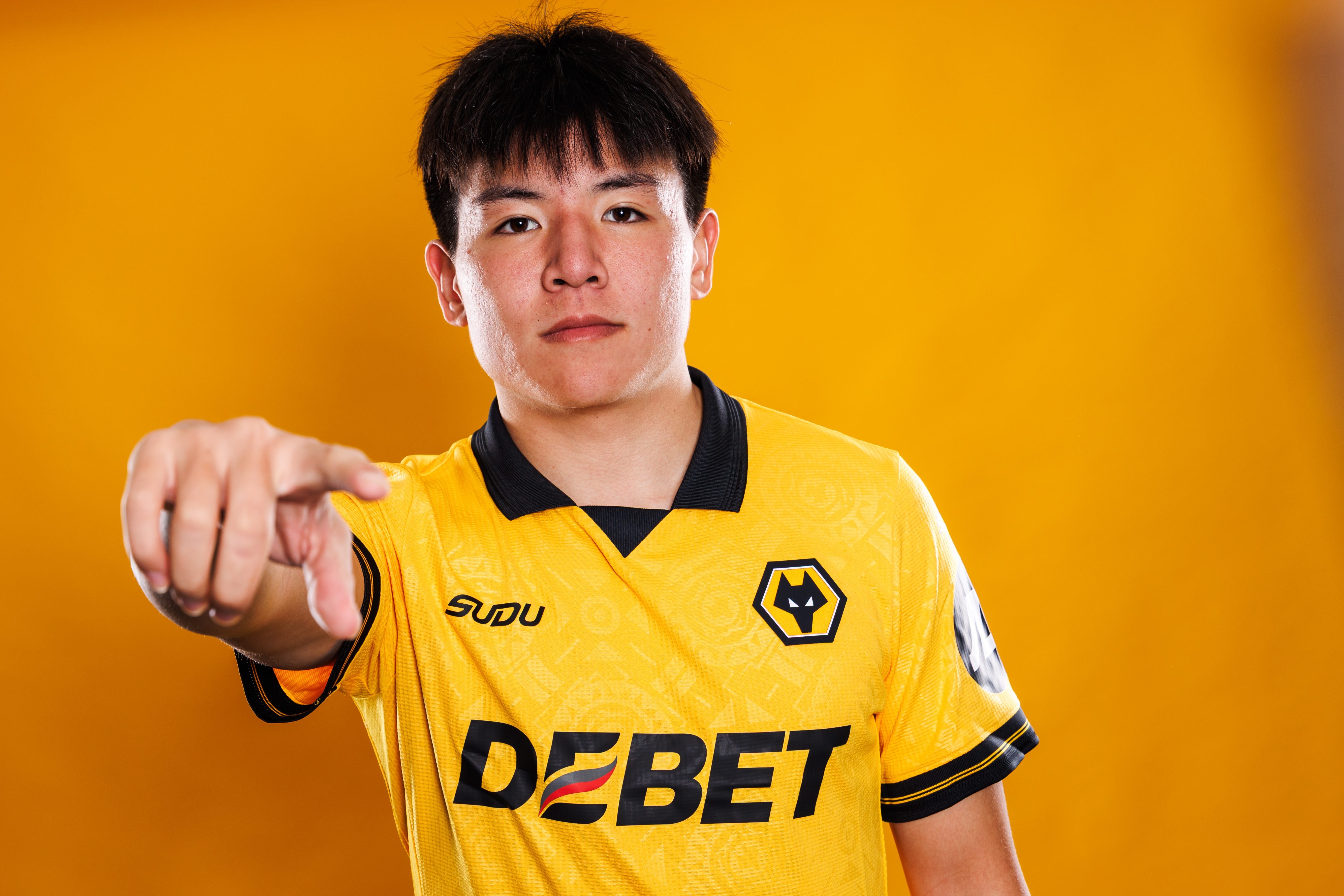 狼隊(duì)公布25/26賽季留隊(duì)名單：22歲中國(guó)國(guó)腳徐彬在列